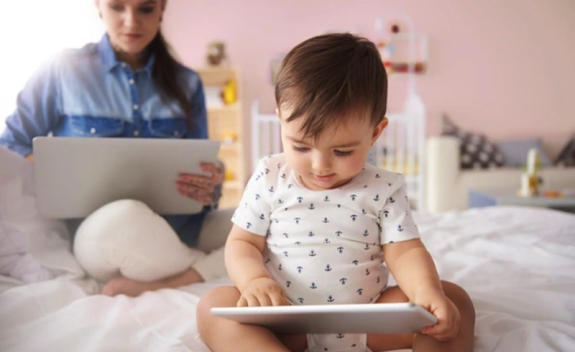 Estudio relaciona el uso de pantallas con lento desarrollo en niños