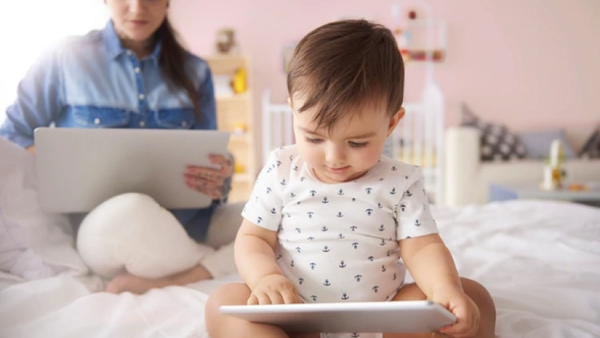 Estudio relaciona el uso de pantallas con lento desarrollo en niños