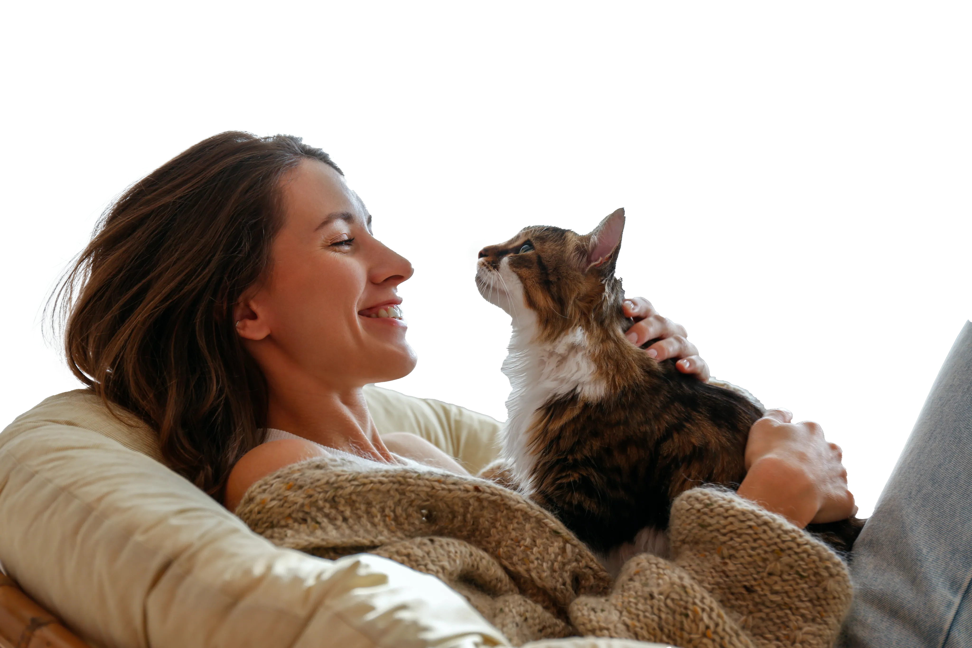 Una mujer tumbada en un sofa abrazando un gato Una mujer tumbada en un sofa abrazando un gato