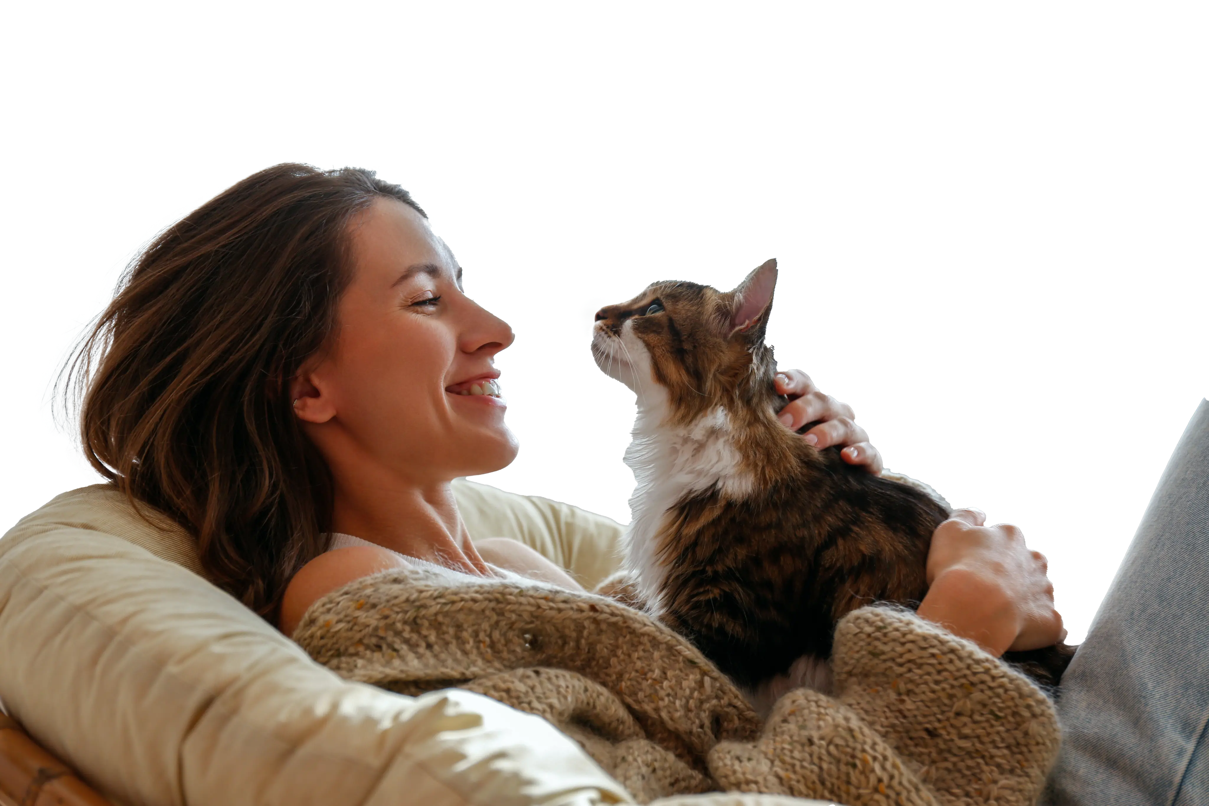 Una mujer tumbada en un sofa abrazando un gato 