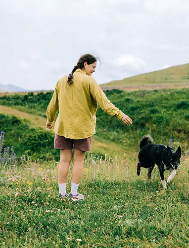 Mujer en el campo acompañada de un perro Mujer en el campo acompañada de un perro