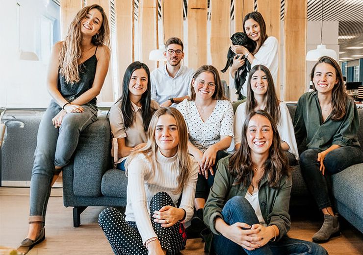 Grupo de estudiantes en las oficinas de Affinity