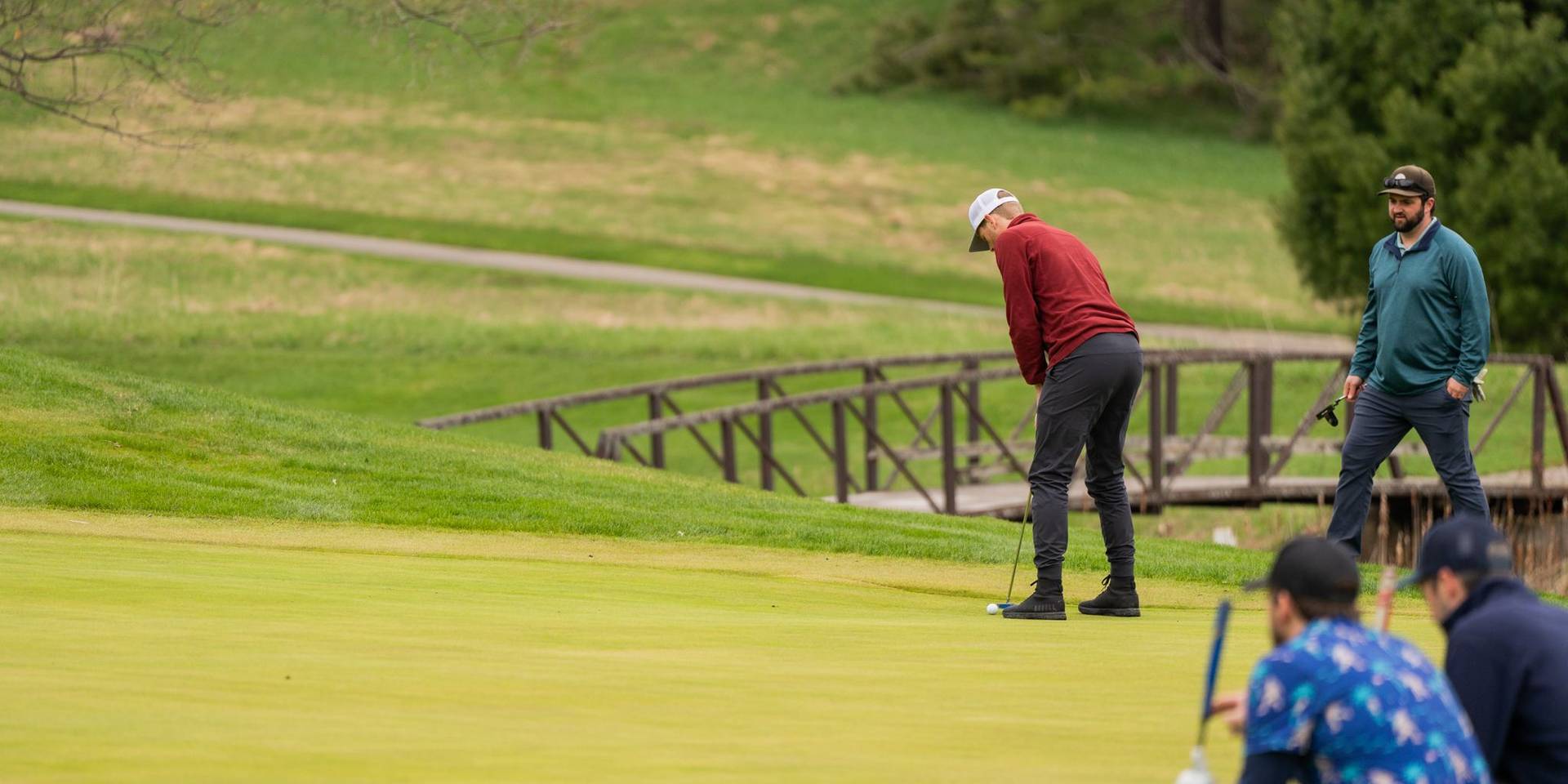 Guy putting at the Hemlock Open
