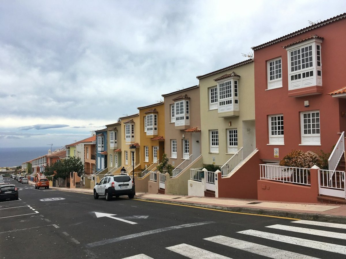 pemilik rumah menghitung harga jual properti Tangerang di meja