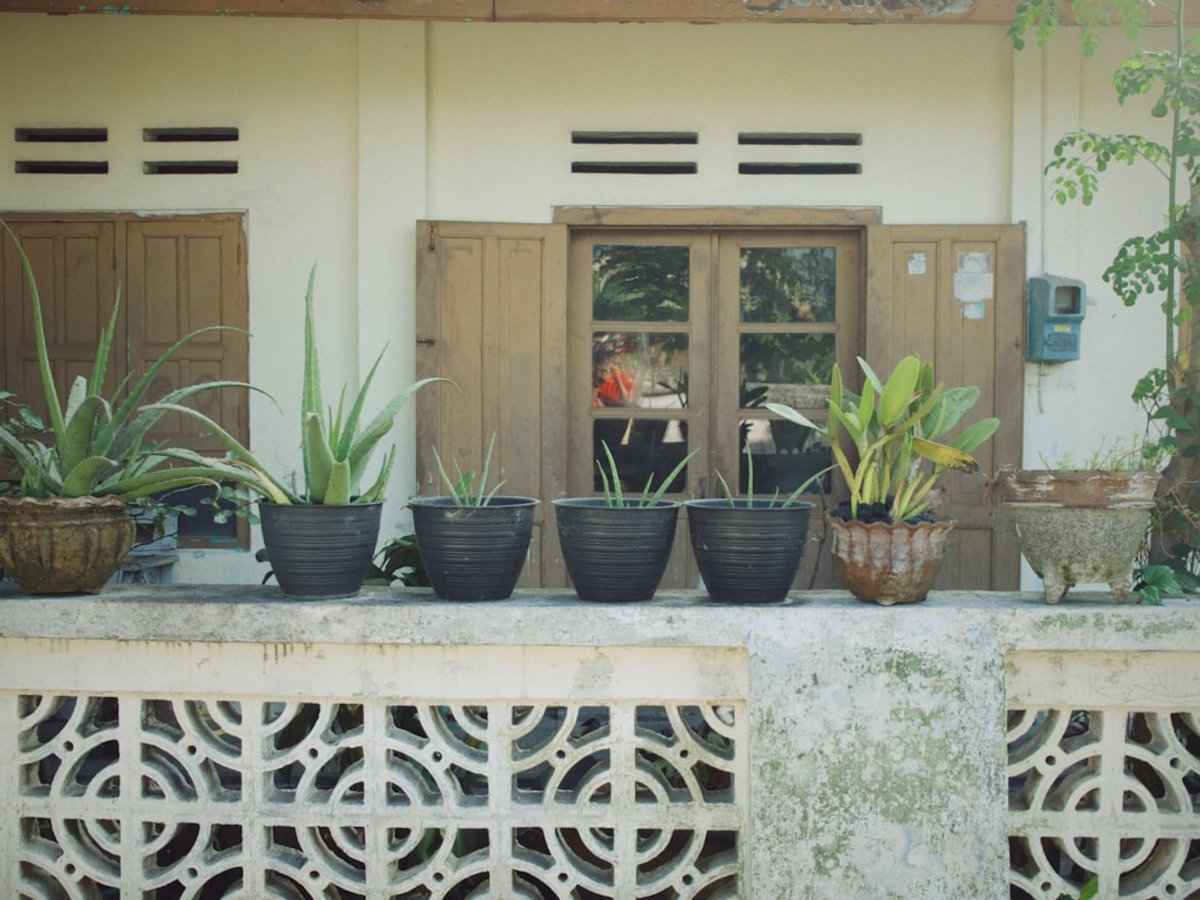 teknisi memasang jaringan internet rumah di perumahan Cikupa Tangerang