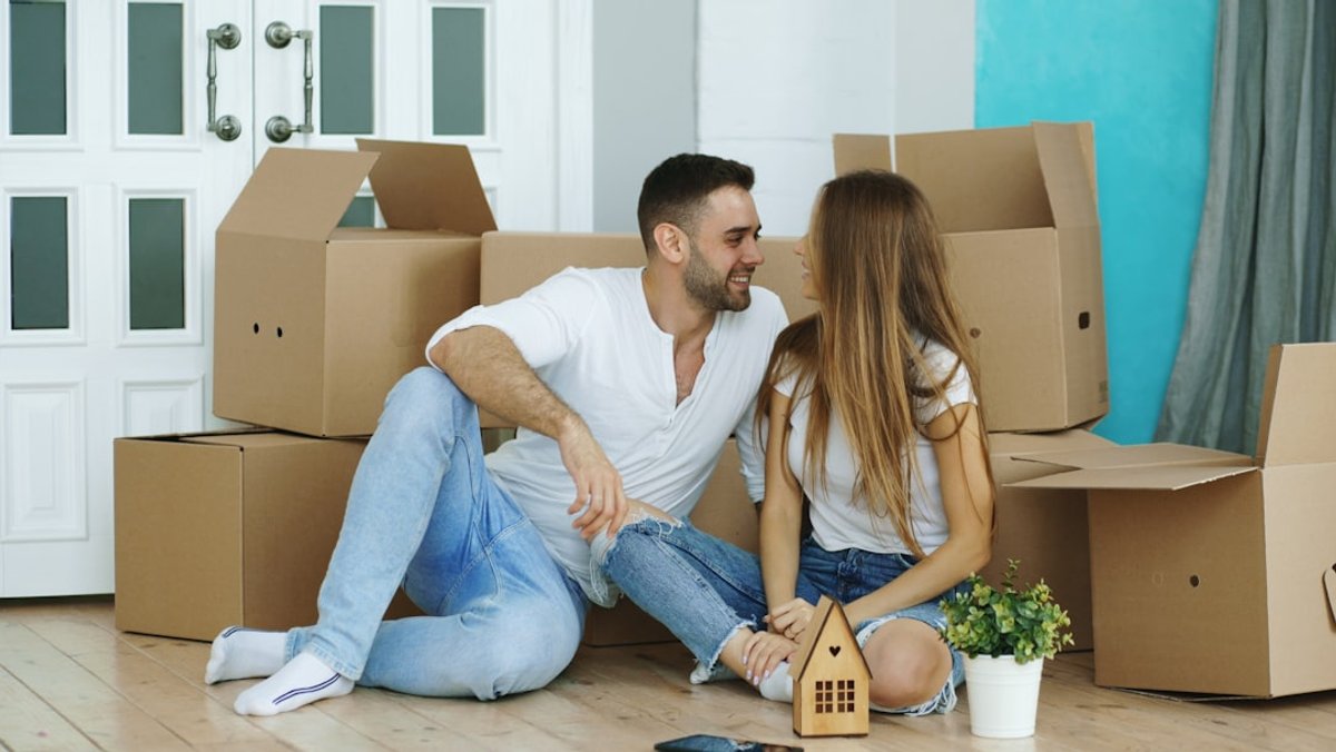 Pasangan muda lihat rumah pertama