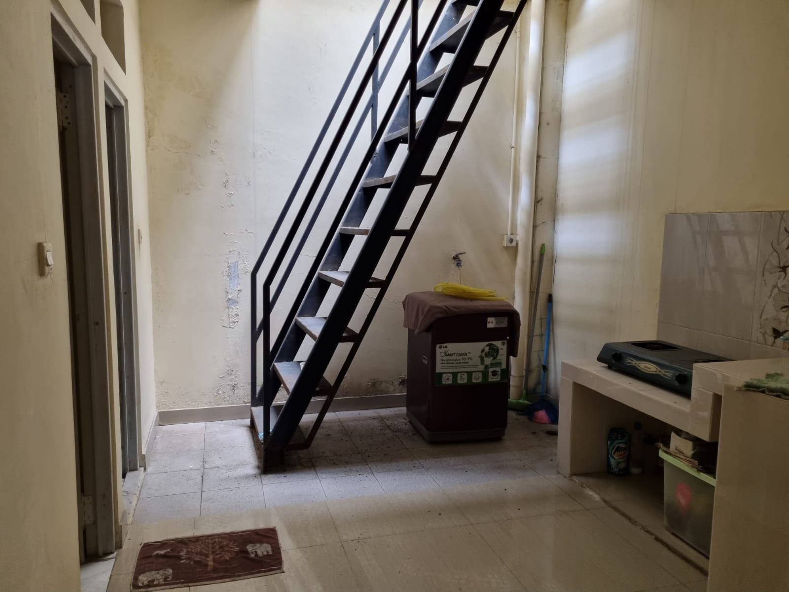 Rumah 2 lantai siap huni 4,5x17 hadap Barat, Duta Garden, Rp 1 M, foto 3 dari 9