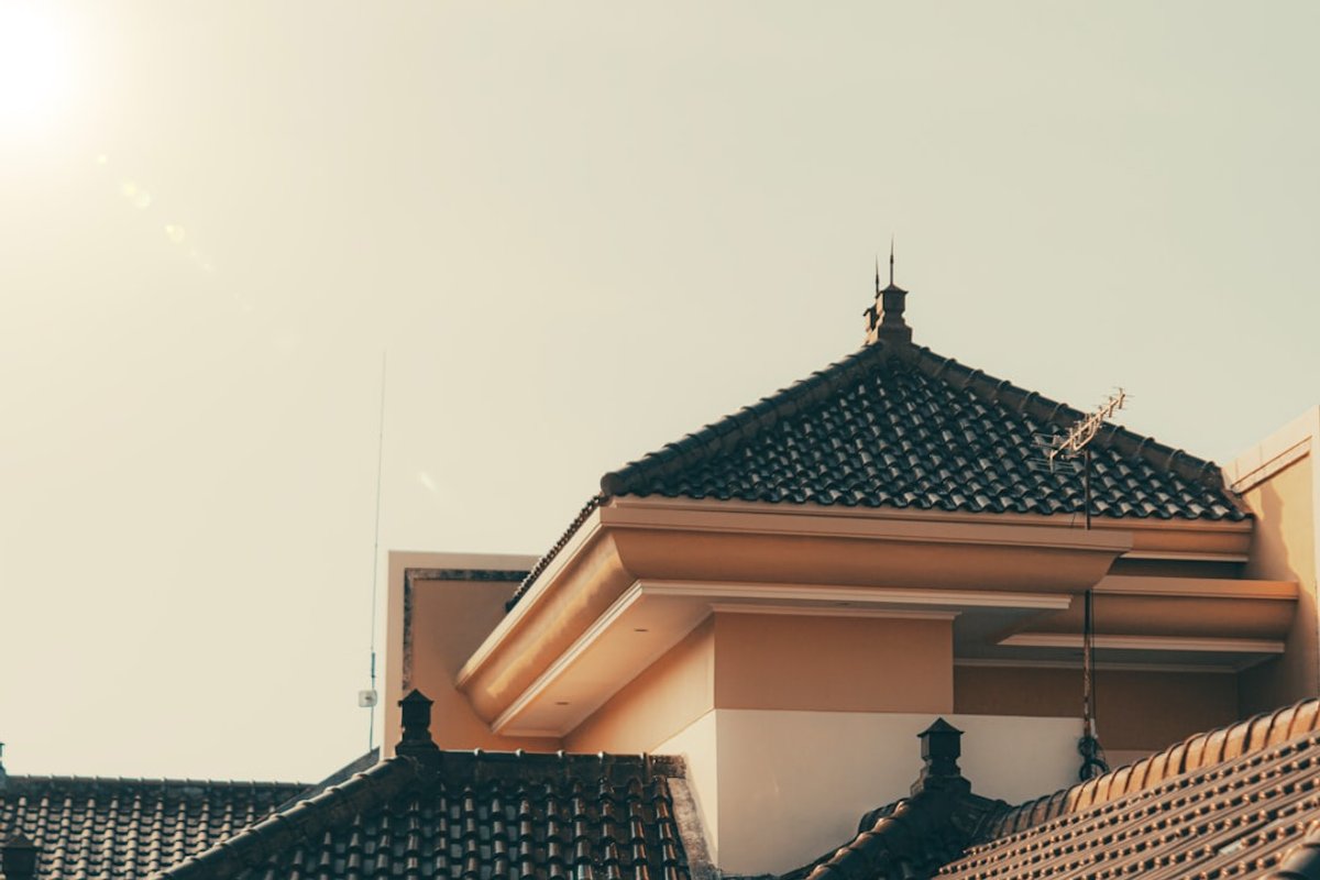 Rumah modern minimalis dengan halaman