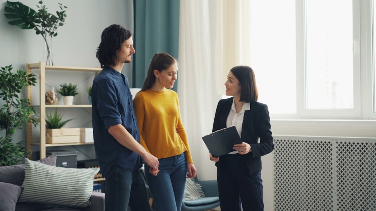 pasangan berdiskusi opsi KPR upgrade rumah dengan broker