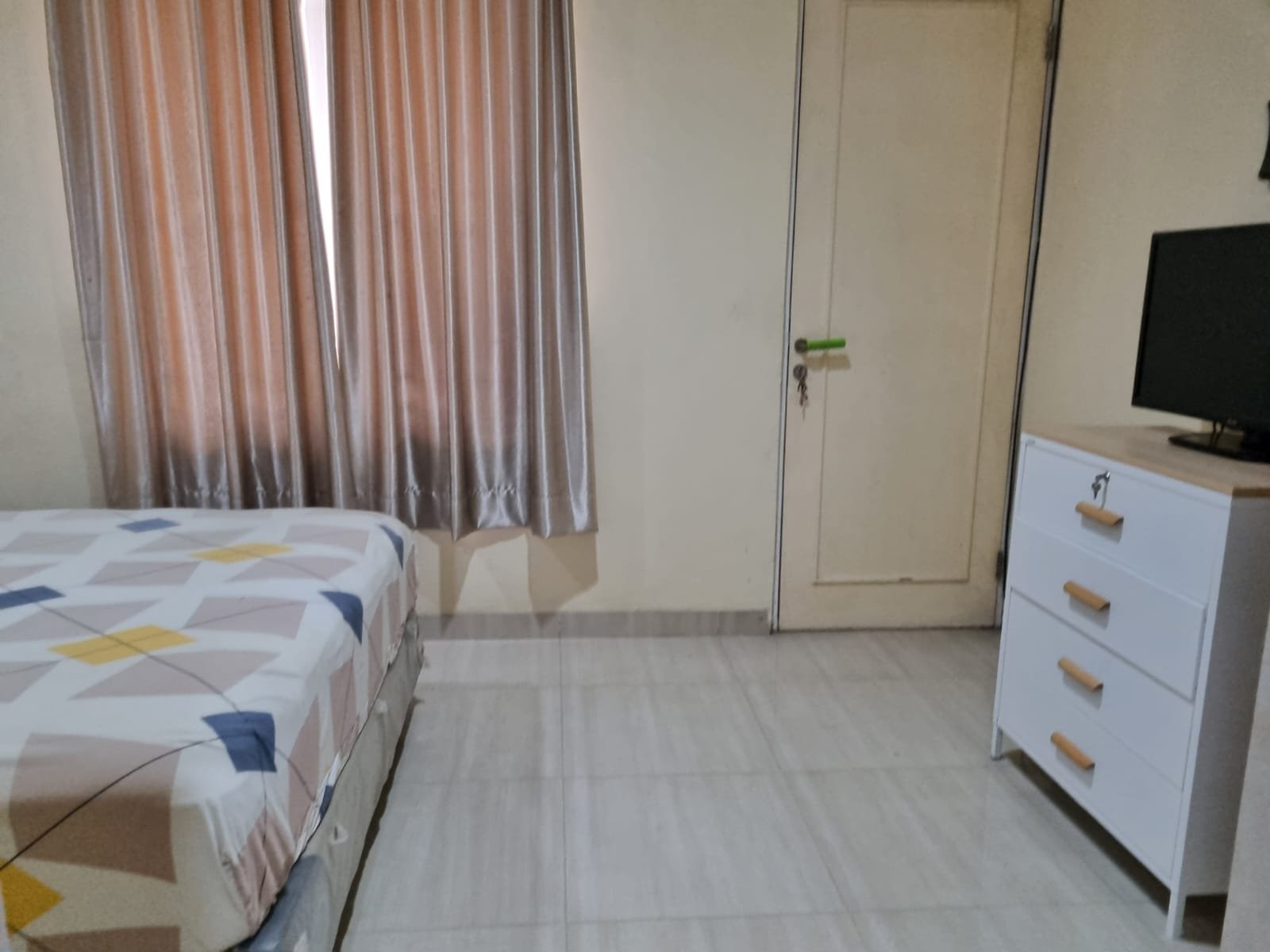 Rumah 2 lantai siap huni 4,5x17 hadap Barat, Duta Garden, Rp 1 M, foto 5 dari 9