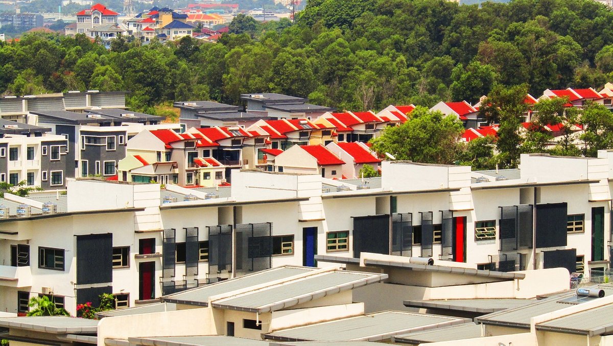 keluarga muda bekerja dari rumah dengan koneksi internet di Duta Garden