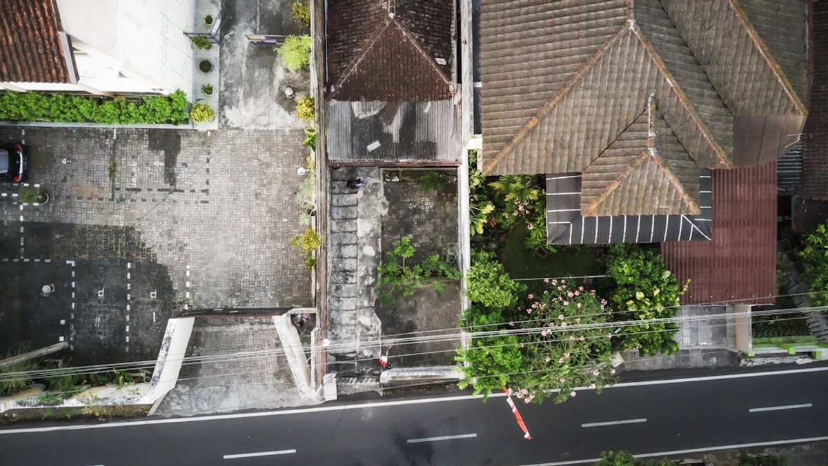 genangan air di jalan gang perumahan pinggiran Tangerang saat musim hujan