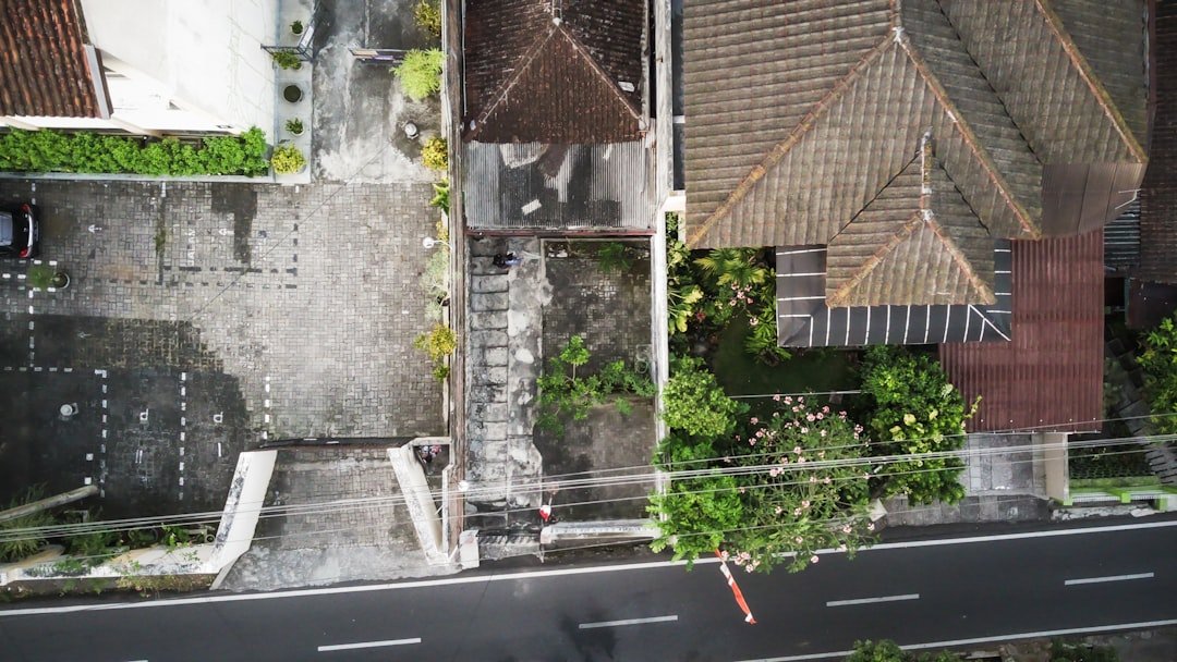 genangan air di jalan gang perumahan pinggiran Tangerang saat musim hujan
