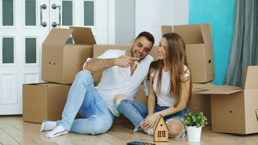pembeli mencatat data perbandingan harga rumah second Tangerang