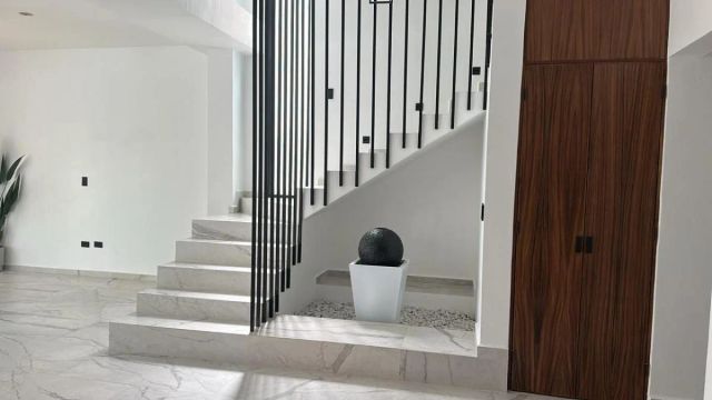 Acceso de doble altura y escalera