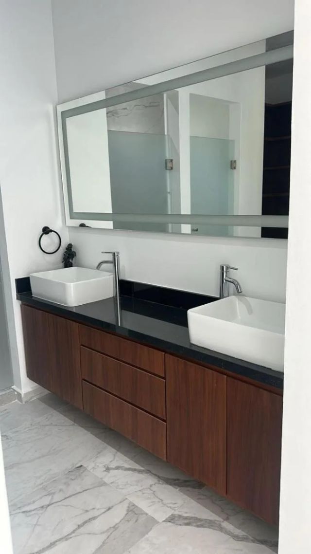 Baño con doble lavabo
