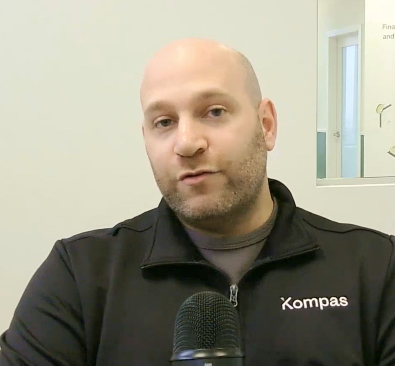 Un spécialiste de l’intégration Kompas en appel vidéo