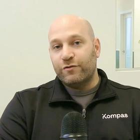 Un spécialiste de l’intégration Kompas en appel vidéo