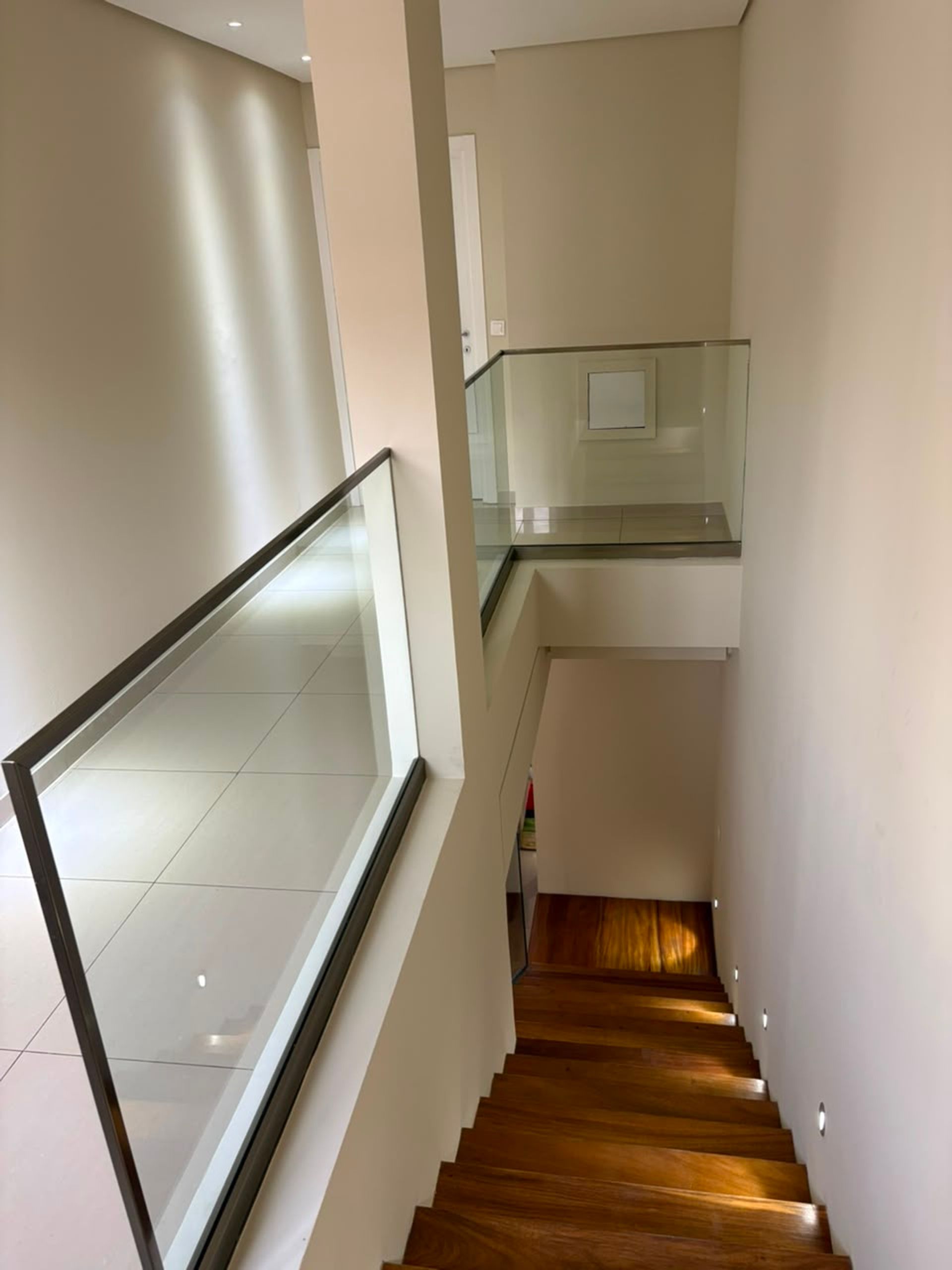 Escalier intérieur en bois avec garde-corps en verre, duplex haut standing à Mermoz