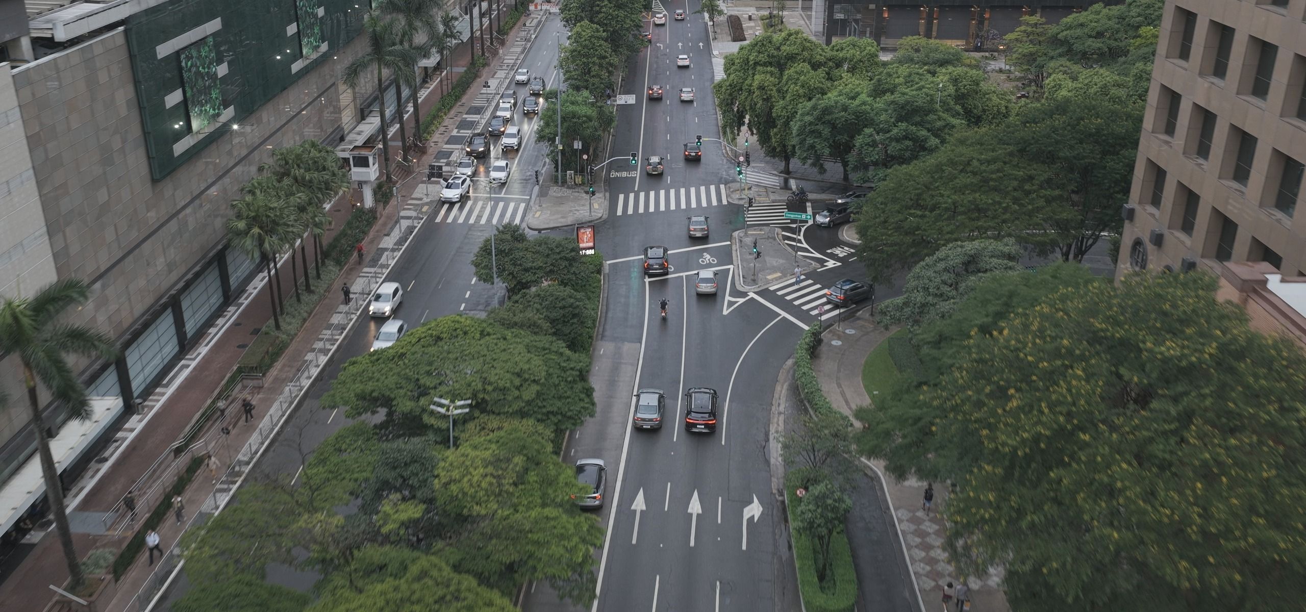 Vista aérea de uma avenida de São Paulo ao anoitecer