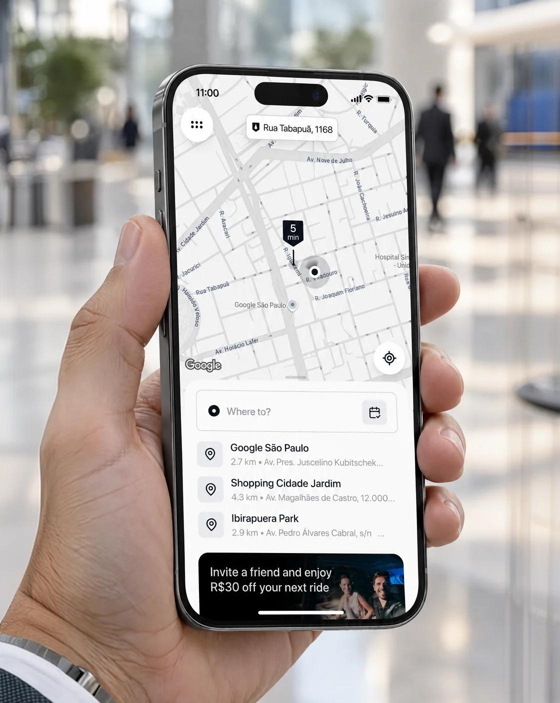 Mão segurando celular com o app Rhino aberto no mapa de São Paulo