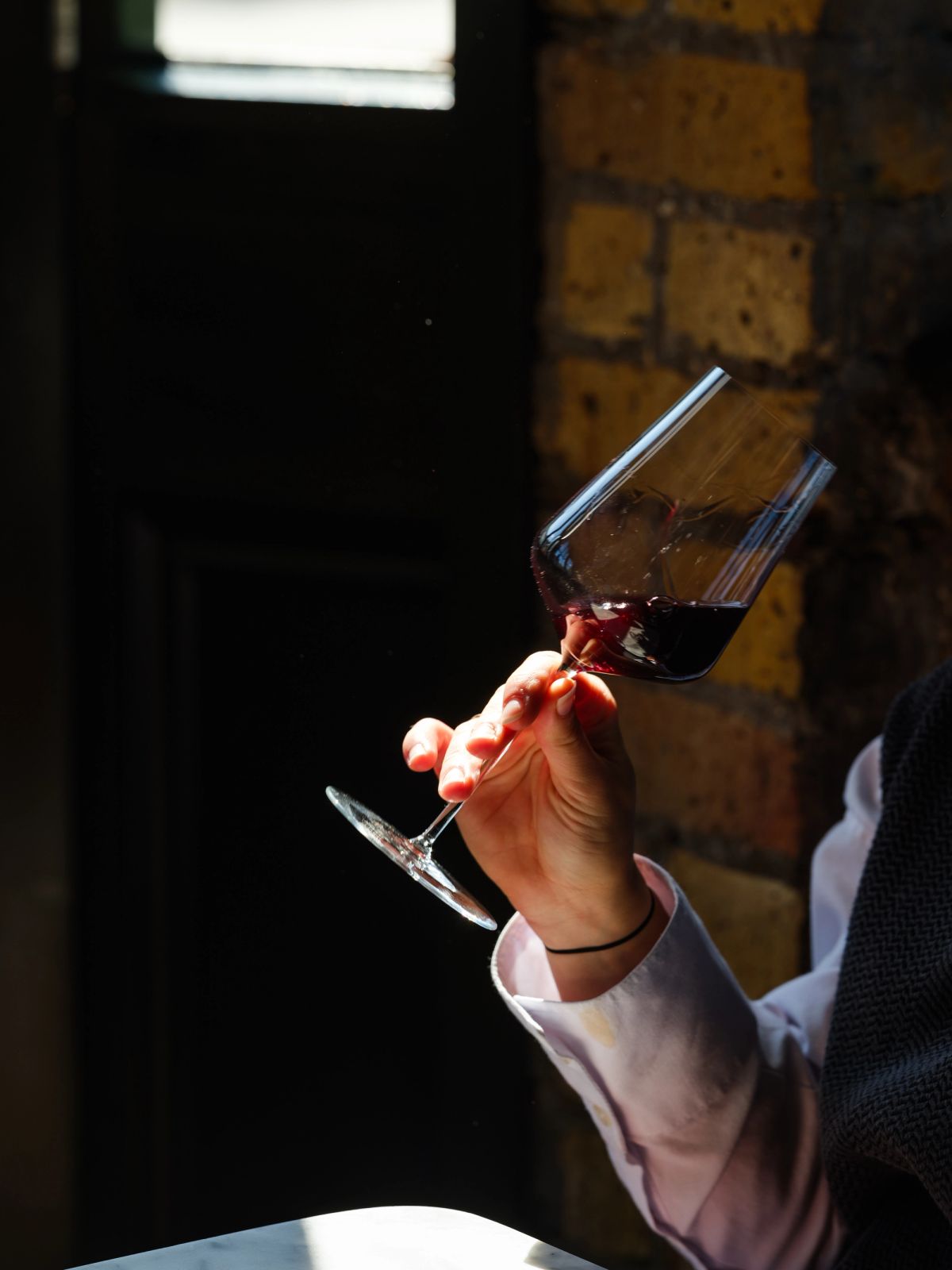 Woman holding Zalto Universal wine glass