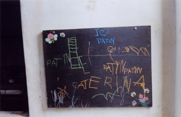 Small chalkboard with colorful childlike writing, including “I ♥ PATIN” and “CATERINA”