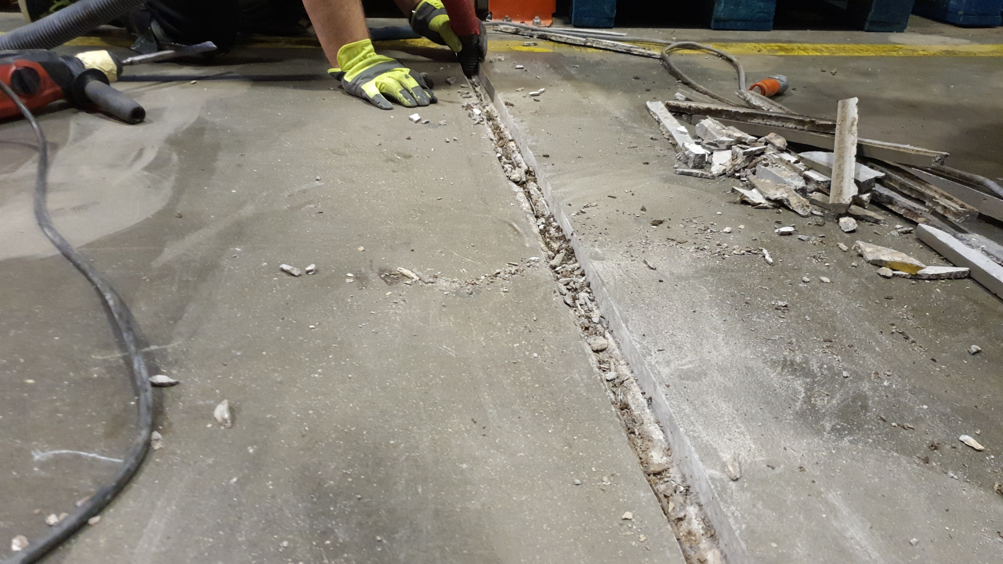 betona grīdas šuves remonts