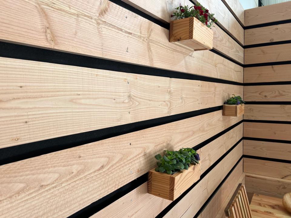 Houten gevelbekleding met accessoires naar keuze