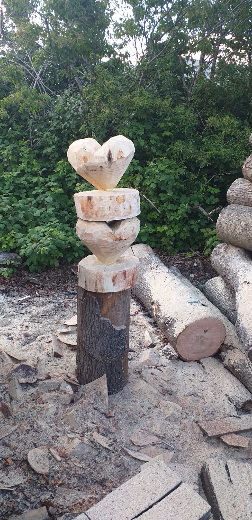 Stoer houten hart voor in de tuin
