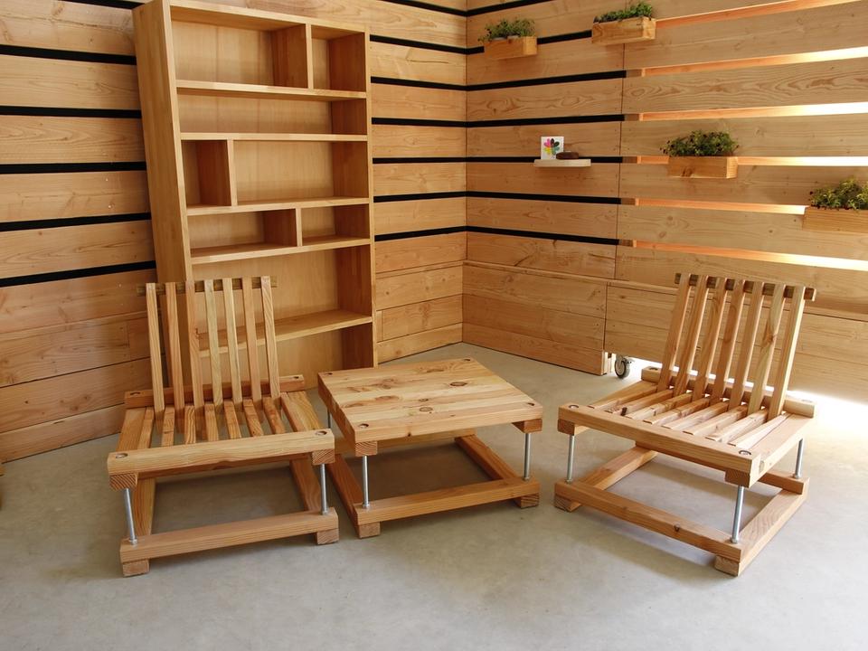 Twee stoelen met tafel