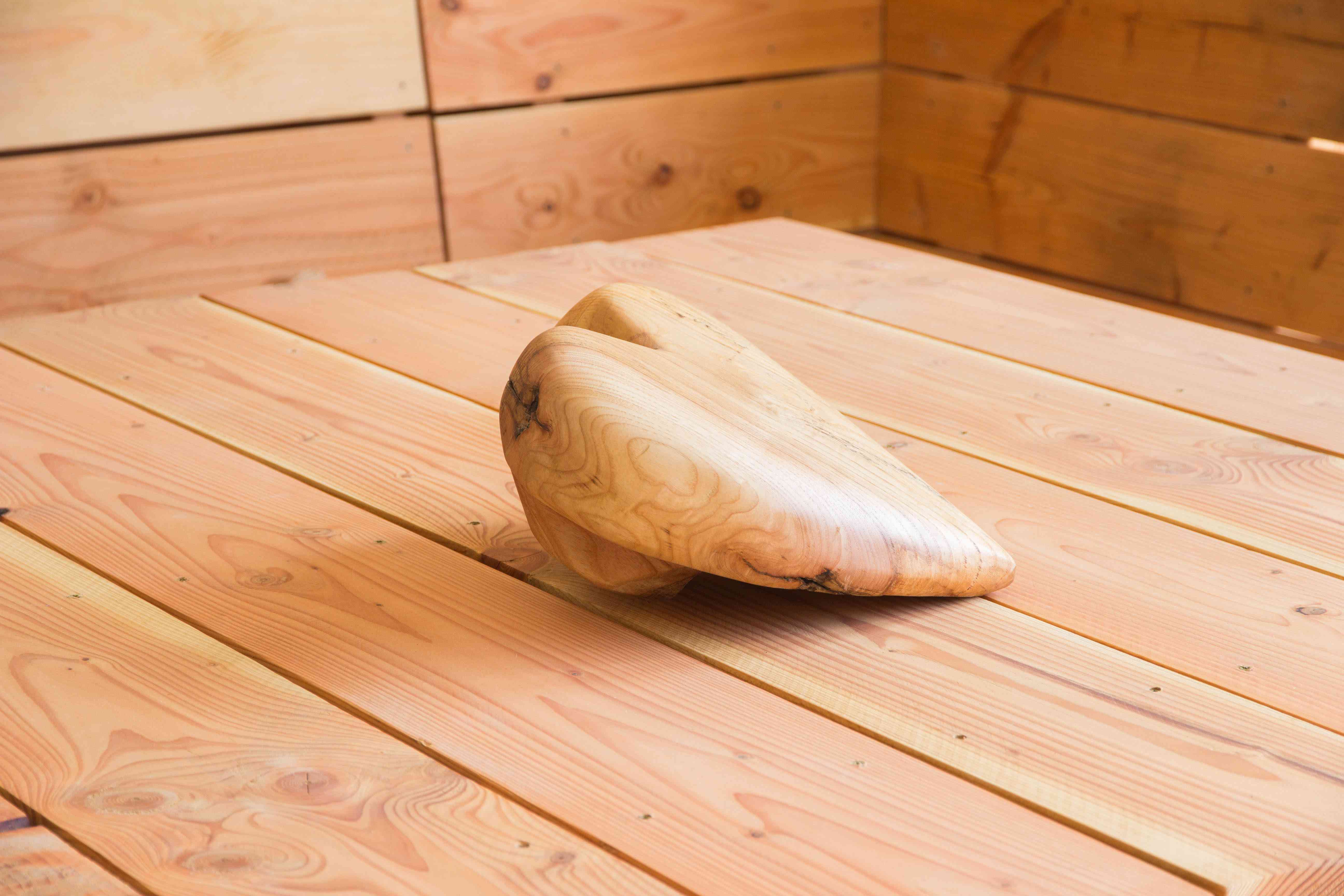 Groot houten hart zijaanzicht