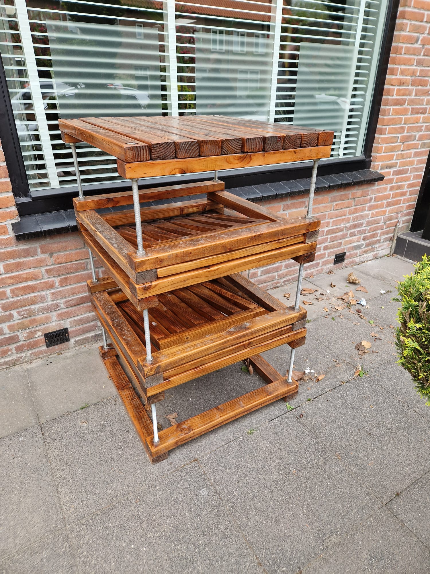 Opgestapeld ontstaat er een statafel
