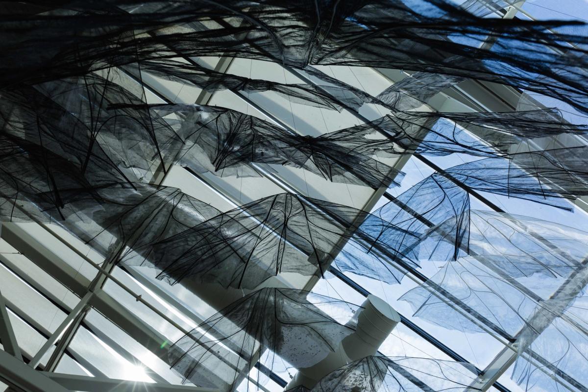 Installation work of cotton net cane screen printing ink and sumi ink as if pieces are in flight