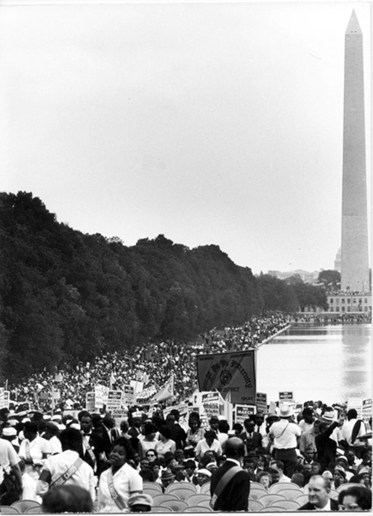 View of the crowds around the Lincoln Memorial Reflecting Pool