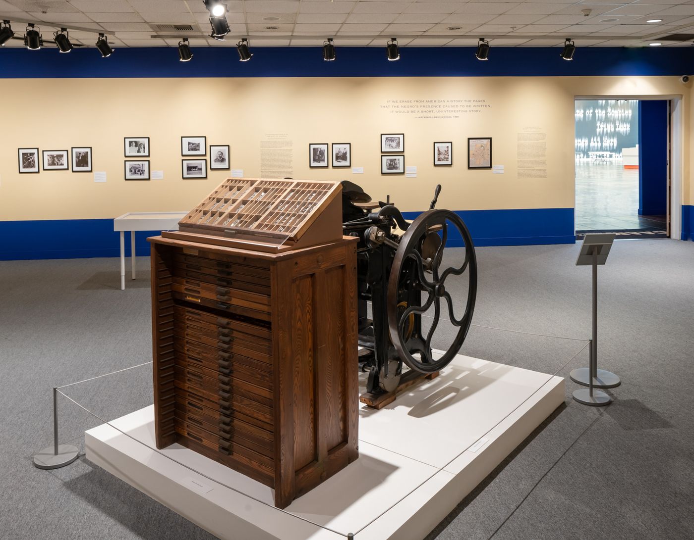 Printing press and movable type