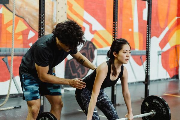 how to hip hinge to decrease back pain