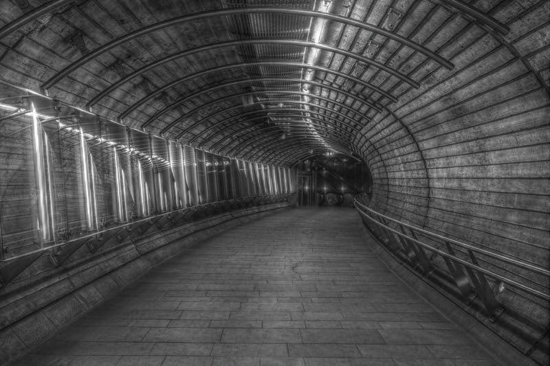Sort/hvitt bilde av en tunnel.