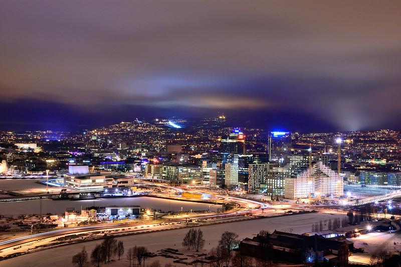 Bilde av Bjørvika i Oslo på kveldstid.