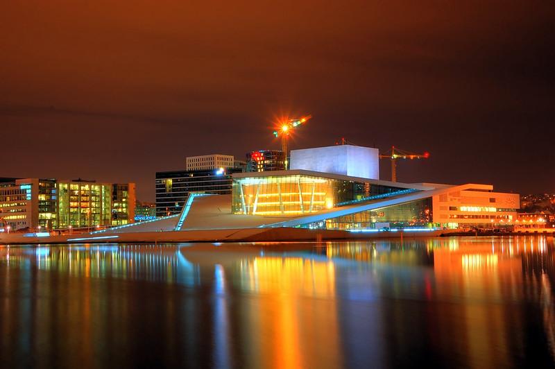 Operaen i Oslo sett på kveldstid