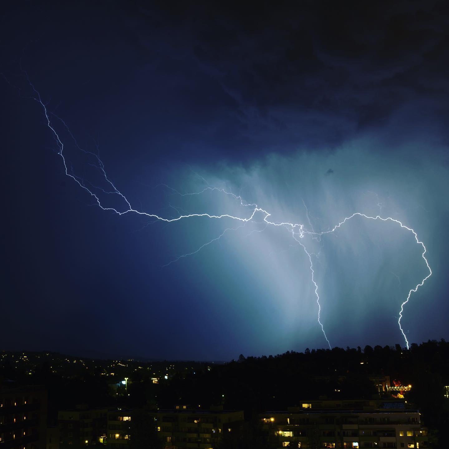 Lynnedslag på en nattehimmel.
