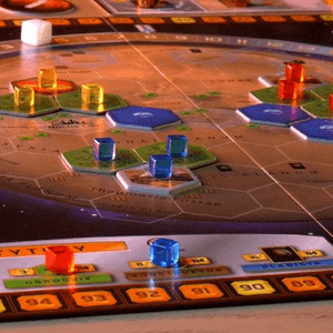 Na planszy rozłożone obszary graczy i oceany. U dołu tytuły, które dają dodatkowe punkty na koniec gry. (Terraformacja Marsa)