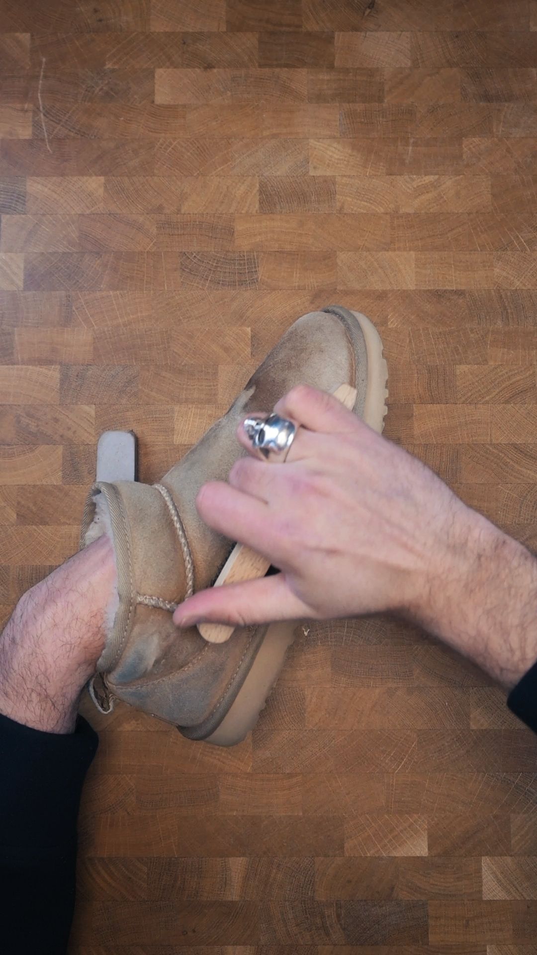 Borsta bort lös smuts från UGG-stövlarna med mockaborste innan rengöring