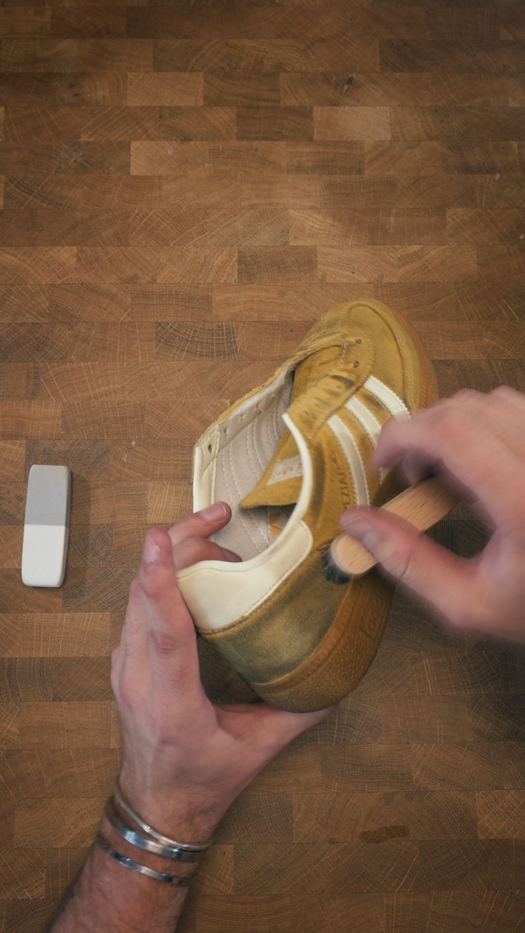 Behandla ingrodda fläckar på mockasneakers med mockasudd (slipsten) försiktigt