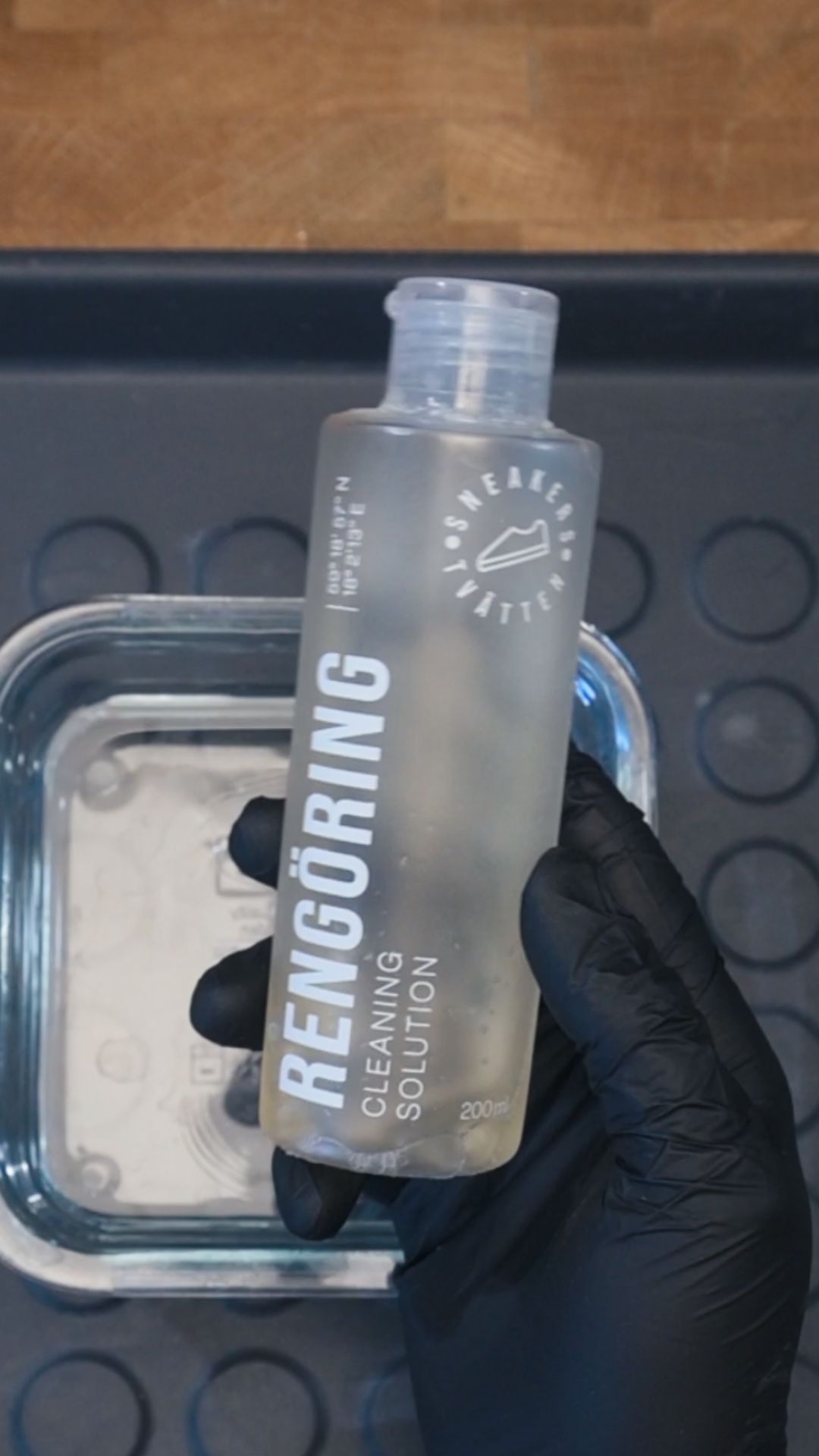 Djuprengöring av canvassneakers genom mättnad med rengöringsvätska