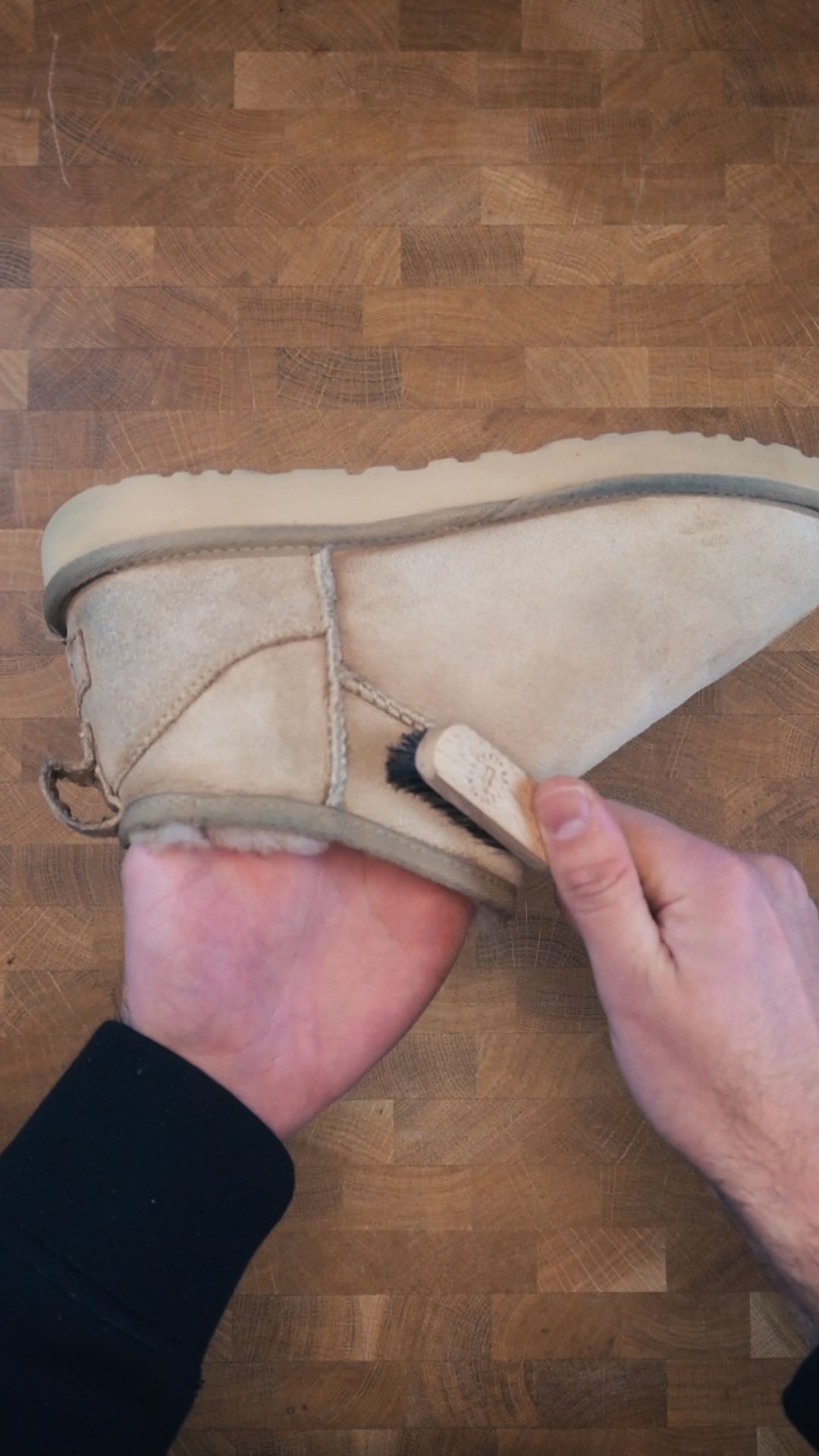 Borsta upp mockan på UGG-stövlarna med mockaborste efter torkning för att återställa texturen