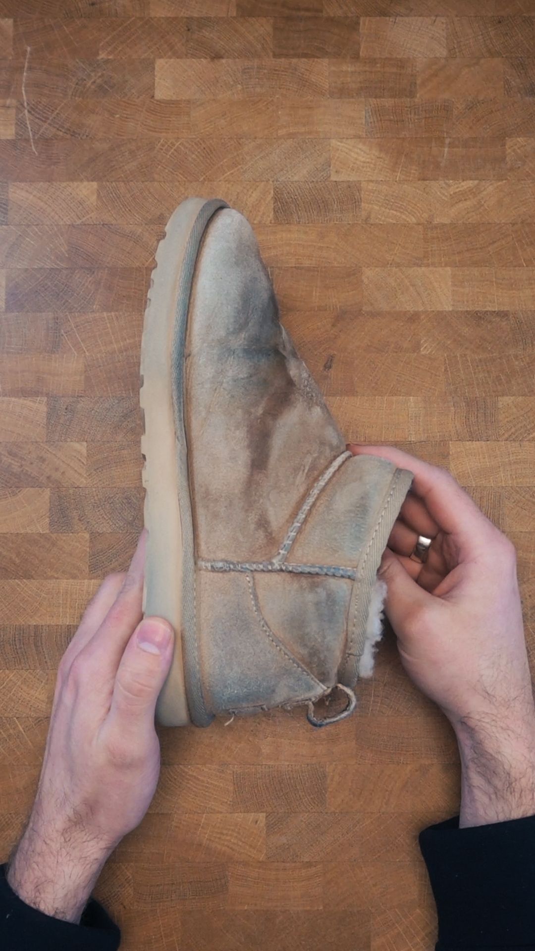 Rengör sulan på UGG-stövlarna med hård borste och skumtvätt