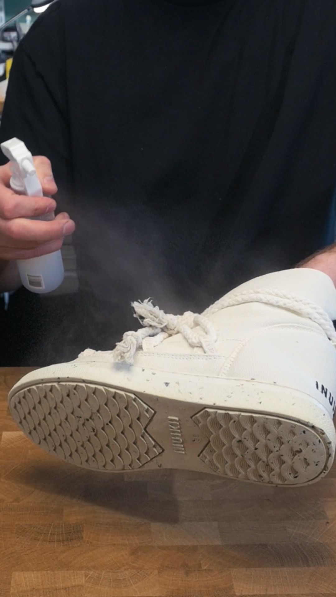 Rena vita canvassneakers (Converse-stil) som visar resultatet av professionell rengöring