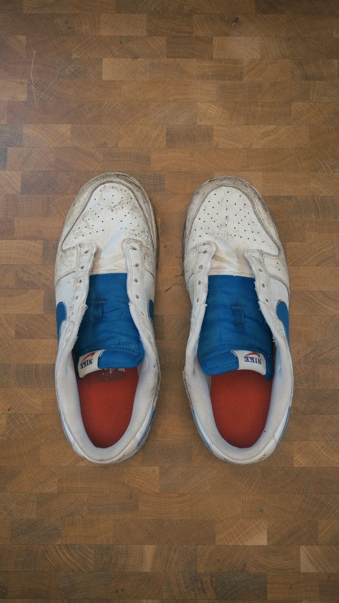 Förbered sneakers för rengöring genom att ta ur snörena och borsta bort lös smuts