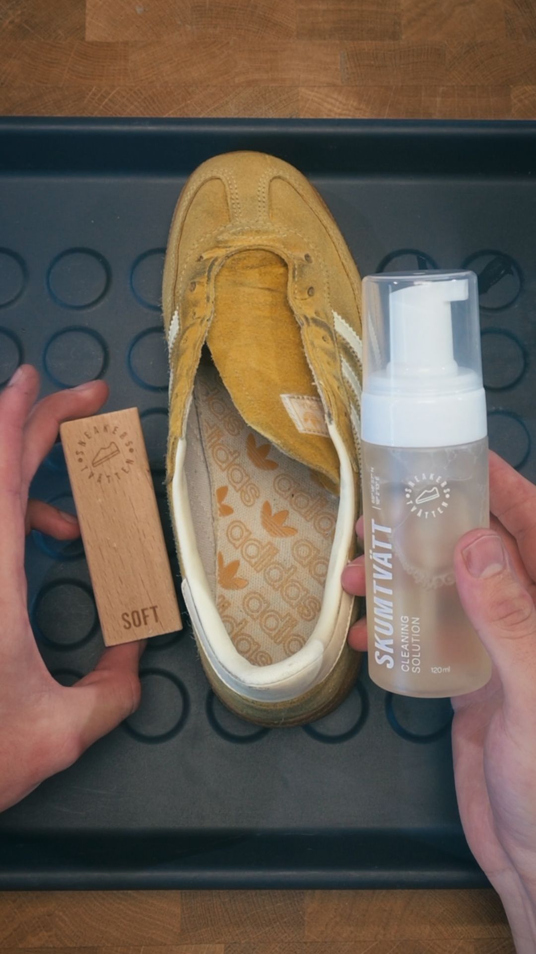 Rengör sulan på mockasneakers med sulkräm och skurblock för bästa resultat